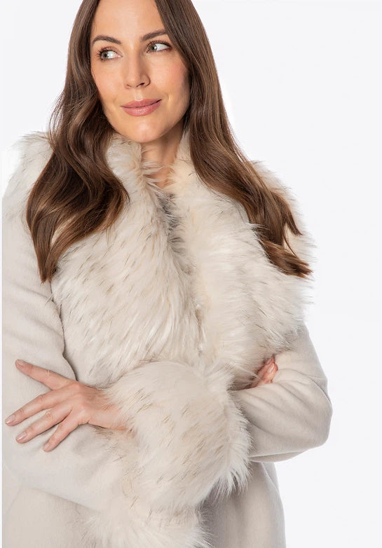 Freja | wool-blend coat with faux fur